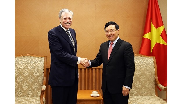 越南政府副总理兼外交部长范平明会见美国前商务部部长卡洛斯·古铁雷斯。（图片来源：VGP）