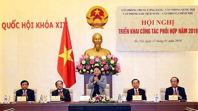 国会主席阮氏金银发表讲话。