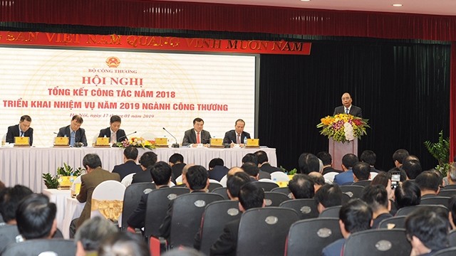 阮春福总理在会议上发言。（图片来源：陈海 摄）