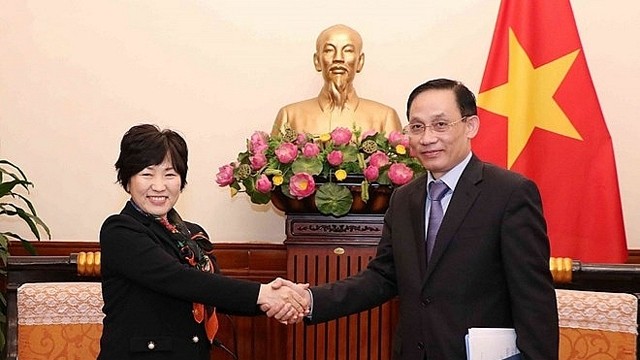 越南外交副部长黎怀忠会见日本外务省副大臣阿部俊子。（图片来源：越通社）