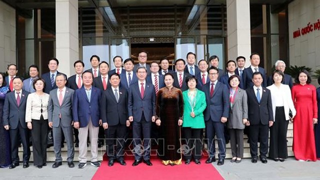 越南国会主席阮氏金银和韩国越南友好议员小组主席金贺勇一行合影。