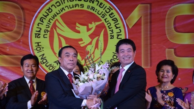 阮海鹏大使向旅居泰国曼谷越南人协会主席赠送鲜花。