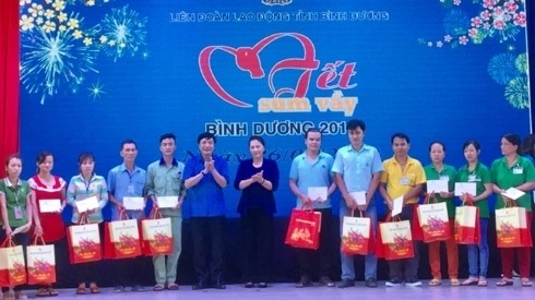 国会主席阮氏金银和裴文强部长向平阳省劳动者赠送礼物。（图片来源：VOV）