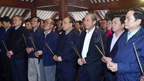 阮春福总理和各位国家领导敬香缅怀胡志明主席。（图片来源：VOV）