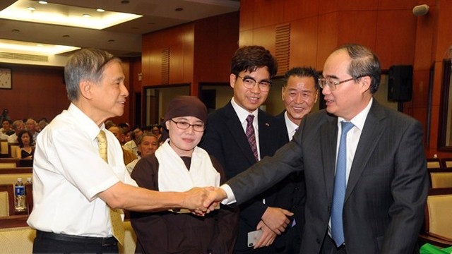胡志明市市委书记阮善仁同与会代表一一握手。