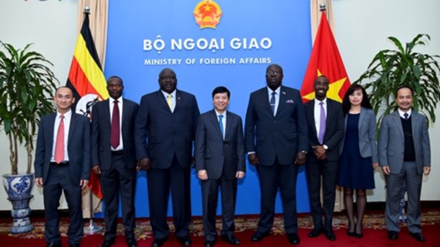 越南外交部副部长阮国强与乌干达外交国务部长奥凯洛一行合影。