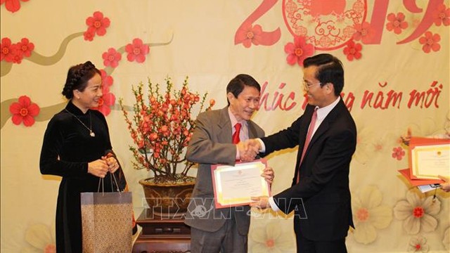 何金玉大使和夫人给越侨社团代表赠送礼物。