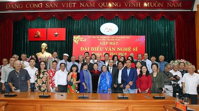 国会主席阮氏金银与南部各省市文艺工作者代表合影。（图片来源：越通社）