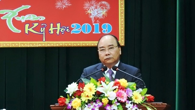 阮春福总理向岘港市武装力量拜年。（清松 摄）