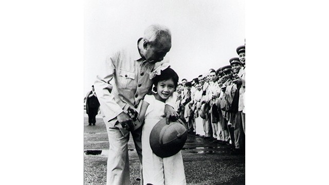 胡伯伯与王枫1957年在嘉林机场。（王枫供图）