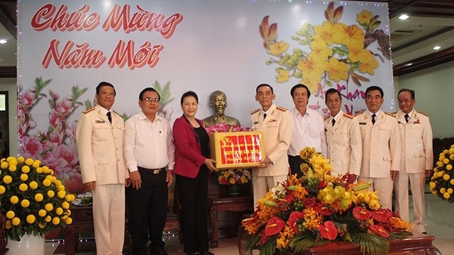 越南国会主席阮氏金银向前江省公安厅赠送礼品。