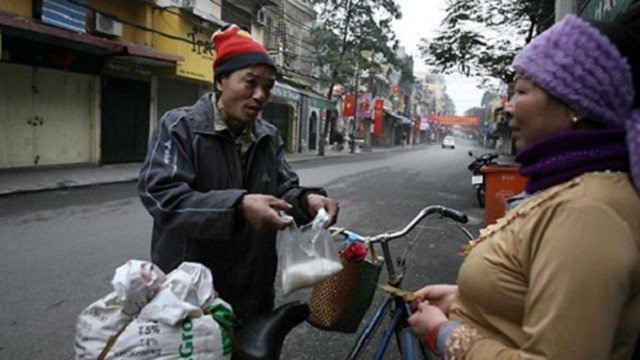 春节初一买盐——越南人过年的习俗。