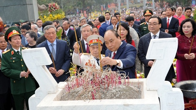 阮春福总理向民族布衣英雄光忠-阮惠上香。（图片来源：陈海 摄）