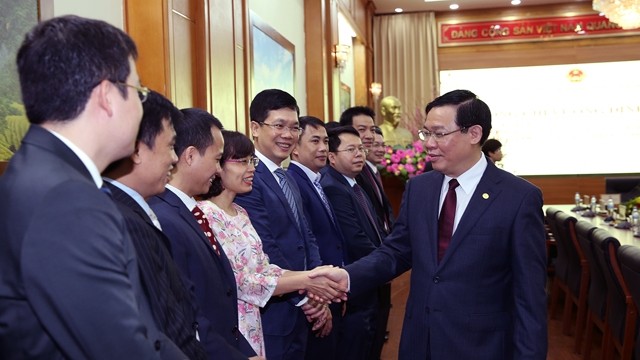 政府副总理王廷惠向企业国有资产管理委员会干部、职员拜年。（图片来源：VGP）