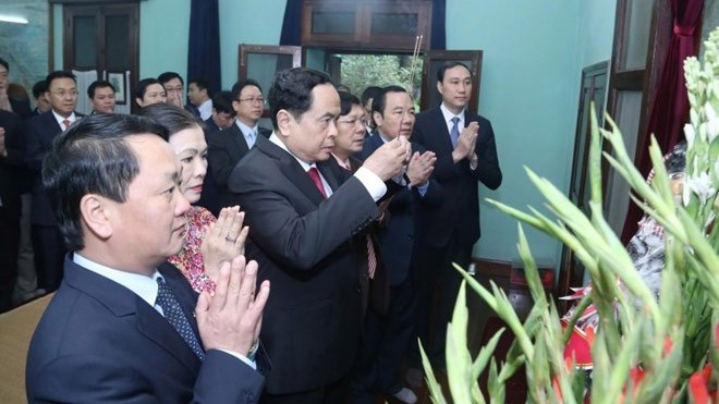 越南祖国阵线中央委员会代表团上香缅怀胡志明主席。