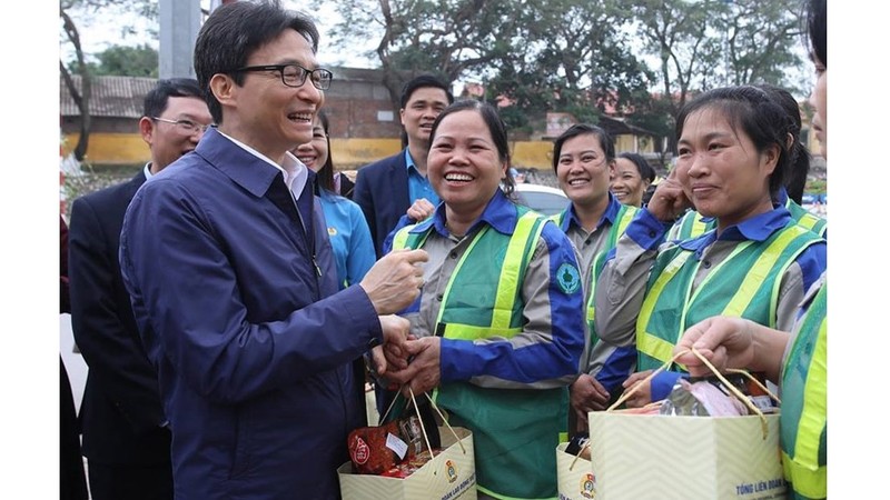 武德儋副总理向北江省劳动工人送去慰问品。