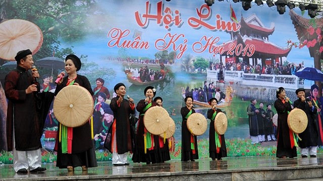 北宁省林庙会官贺民歌表演。