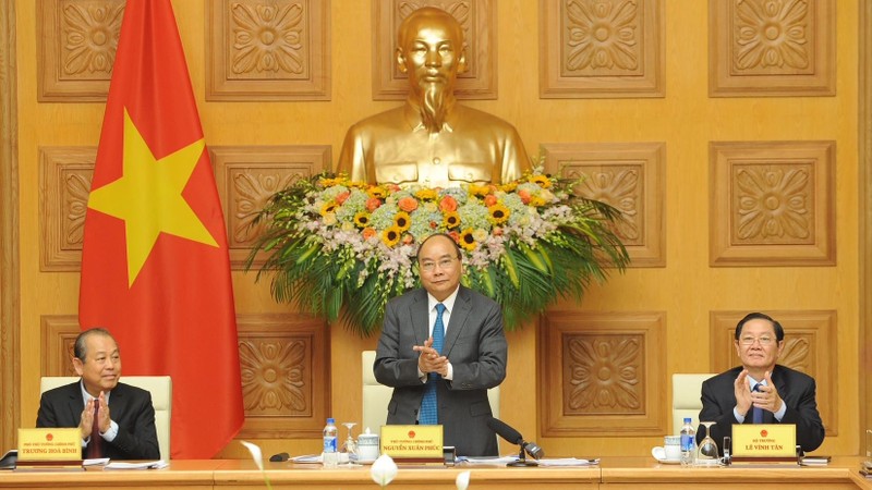 阮春福总理主持会议。（陈海 摄）