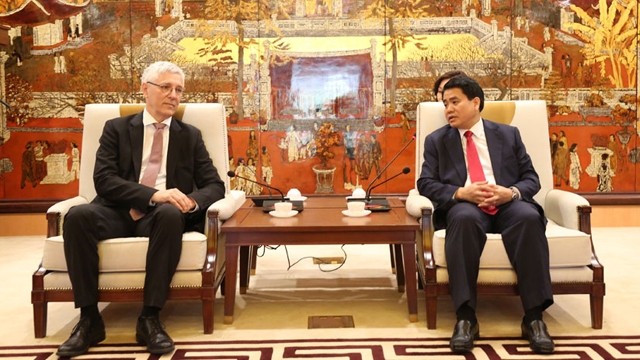 越南河内市人民委员会主席阮德钟会见法国图卢兹市副市长让·克劳德·达德莱特。