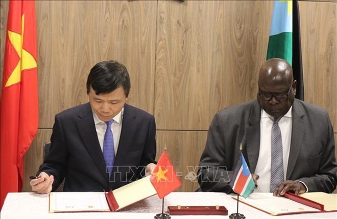 越南常驻联合国代表团团长邓廷贵大使和南苏丹常驻联合国代表阿库埃·博纳·马勒瓦勒大使签署建立外交关系的联合声明。（图片来源：越通社）