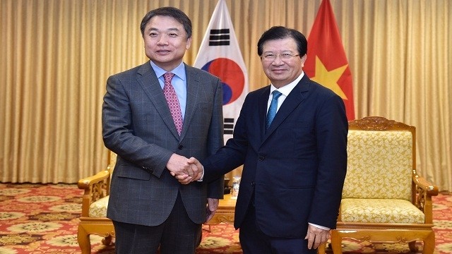 越南政府副总理郑廷勇会见韩国现代集团副总裁 Chung Jin-Haeng。（图片来源：VGP）