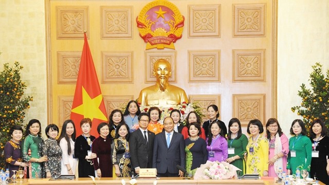 阮春福总理与越南女企业家协会代表合影。（陈海 摄）