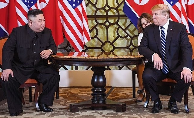 美国总统唐纳德·特朗普和朝鲜最高领导人金正恩在第二次朝美首脑会议第二天举行小范围会晤。图片来源：法新社/越通社