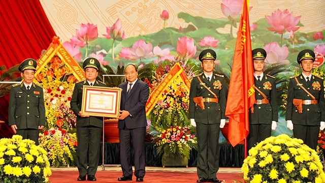 越南政府总理阮春福向边防部队授予一级军功勋章。（图片路：陈海 摄）