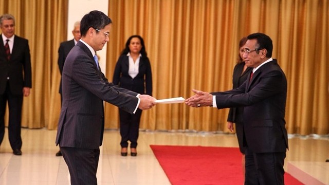 越南驻印尼兼驻东帝汶大使范荣光向东帝汶总统古特瑞斯递交国书。（图片来源：外交部）