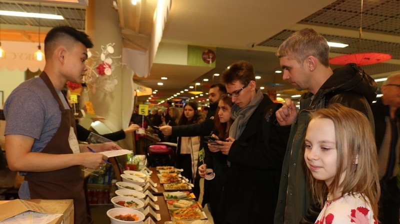 第18次越南街头美食节吸引众多国际友人的关注。（图片来源：越通社）