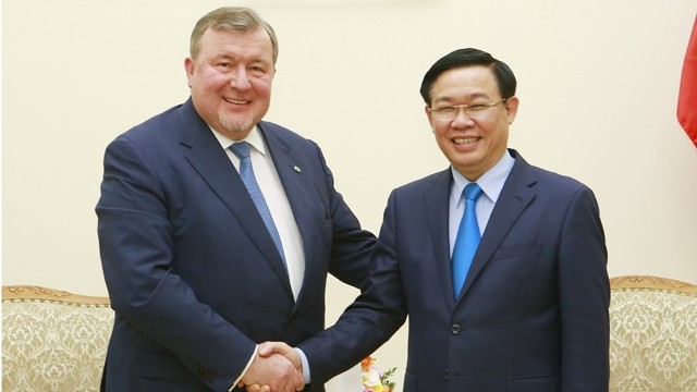 王廷惠副总理与国际投资银行行长尼古拉·科斯托夫握手。