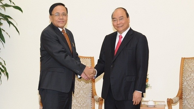 阮春福总理会见缅甸国际合作部部长吴觉丁。（陈海 摄）
