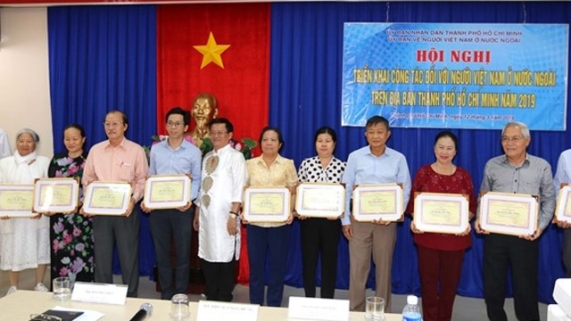 胡志明市旅居海外越南人委员会领导向2018年取得优异成绩的个人和集体授予奖项。