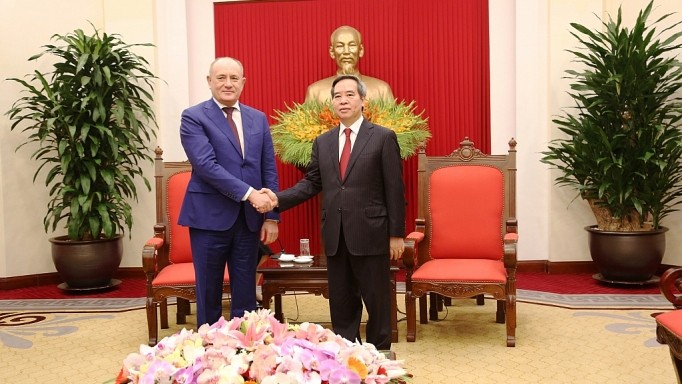 越共中央经济部部长阮文平会见俄罗斯天然气工业公司副总裁 Vitaly Markelov。