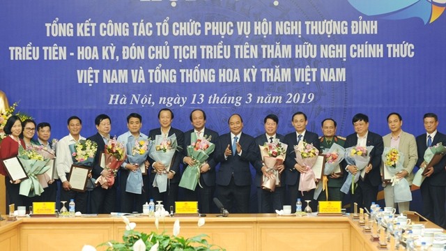 阮春福总理对越南通讯社在第二次朝美首脑会议期间出色完成任务给予表彰。（陈海 摄）