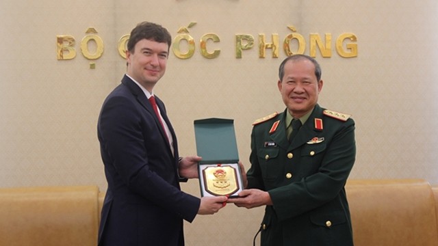 越南国防部副部长闭春长向捷克外交部副部长赠送礼品。（图片来源：越南人民军报）