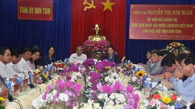 国会主席阮氏金银同崑嵩省主要领导干部举行工作座谈会。