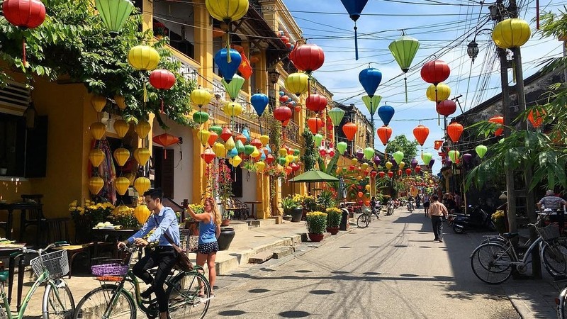 附图：越南会安古街。