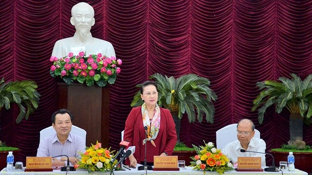国会主席阮氏金银在会上发言。
