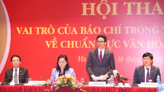 越南政府副总理武德儋在研讨会上发言。