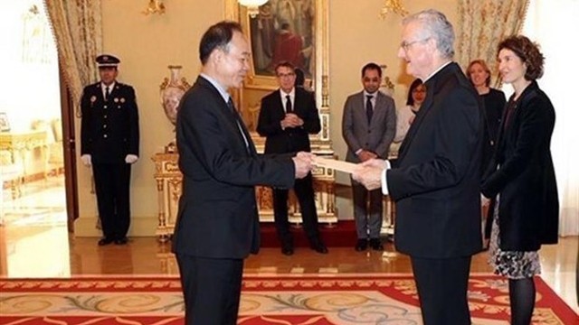 阮涉大使向奥利维尔·蒙特雷特授予越南政府副总理兼外交部长范平明任命其为越南驻安道尔名誉大使的决定书。