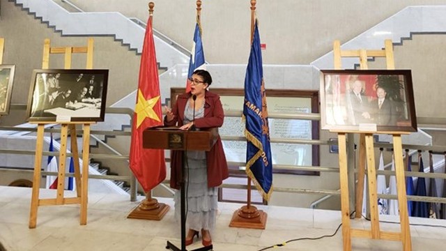 智利越南议员友好小组主席卡罗尔·卡里奥拉致开幕辞。