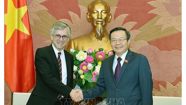 越南国会副主席冯国显会见亚太国际葡萄酒与烈酒联盟主席沙万里。（图片来源：越通社）