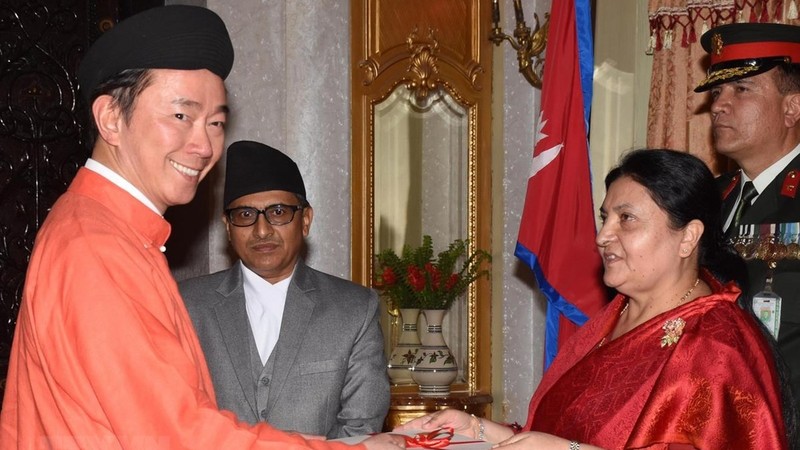 范生珠大使向向尼泊尔总统迪亚·德维·班达里递交国书。（图片来源：越通社）