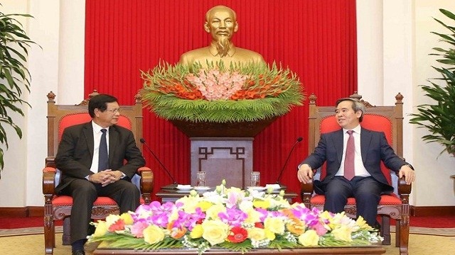 越共中央经济部部长阮文平会见老挝国家经济研究院院长波松•布帕万。