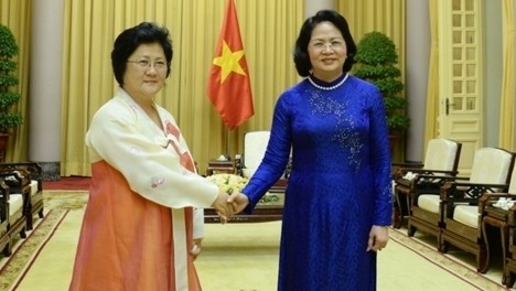 邓氏玉盛副主席和朝越友好协会副主席Ri Cang Juk。（图片来源：VOV）