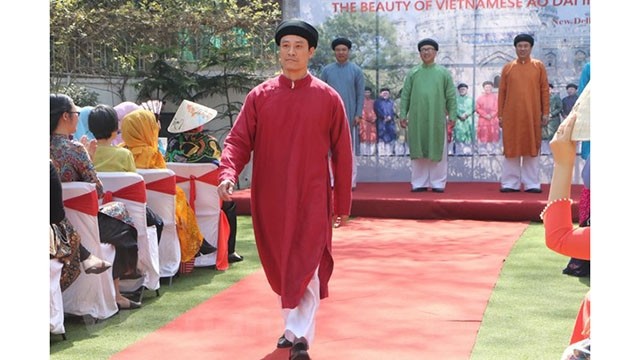 越南传统长衣秀。（图片来源：越通社）