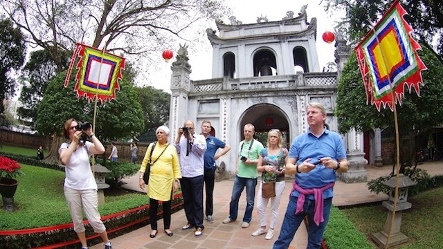 附图：多外国游客赴河内市参观游览。