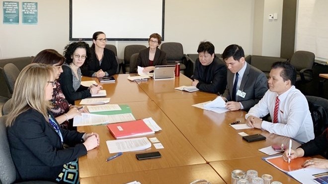 越南国会社会问题委员会副主任裴士利与加拿大官员举行会议。
