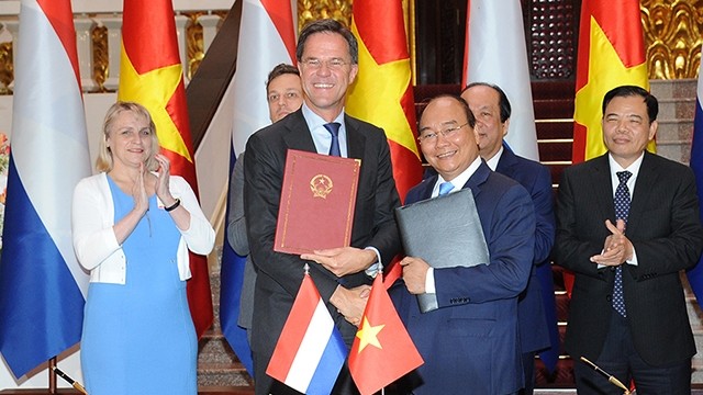 越南政府总理阮春福与荷兰首相马克•吕特出席双方合作协议签字仪式。（陈海 摄）